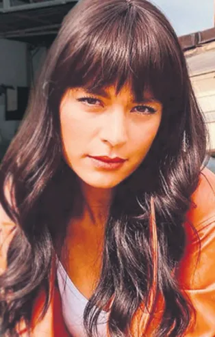 Yasak Elma'dan yasak aşk çıktı! Şafak Pekdemir'le yakalanan yönetmen Eren Akay gazetecilere saldırarak rezalet gecesini tamamladı