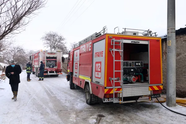 eskisehirde-turgutlar-mahallesinde-agilda-cikan-yangin-3-saatte-sonduruldu-50-hayvan-telef-oldu-800-bin-lira-z-1643191278180.jpg Eskişehir'de Turgutlar Mahallesi'nde ağılda çıkan yangın 3 saatte söndürüldü! 50 hayvan telef oldu 800 bin lira zarar-15