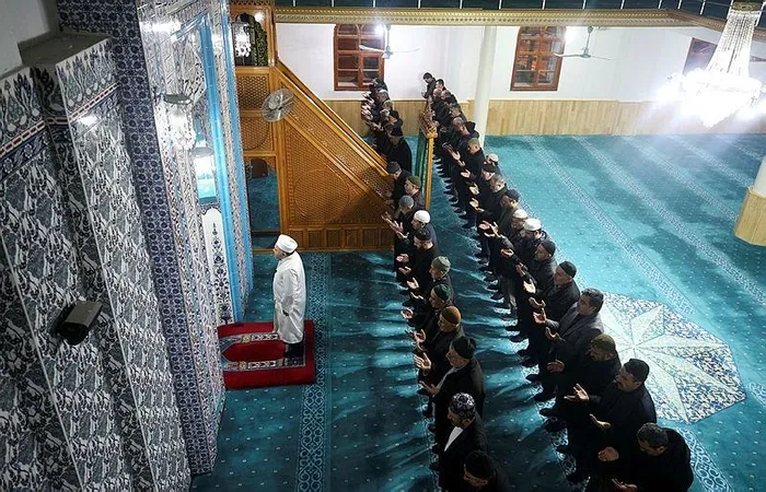 turkiye-sehit-dusen-kahraman-vatan-evlatlari-icin-tek-yurek-sabah-namazinda-81-ilde-eller-semaya-kalkti-1705209465763.jpeg Muş'ta şehitler için sabah namazında dua edildi