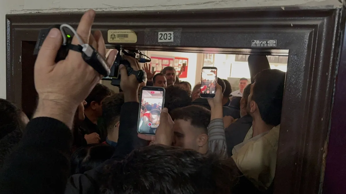 chpde-mezar-tasli-protesto-parti-binasi-onunde-yumruklu-gerilim-1777131510968.jpeg CHP’de mezar taşlı protesto! Parti binası önünde yumruklu arbede-5