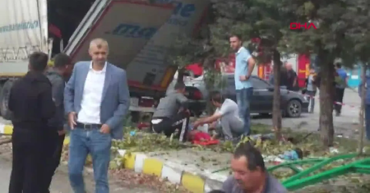 Sakarya'da Pamukova'da feci kaza! Ölü ve yaralılar var | Video