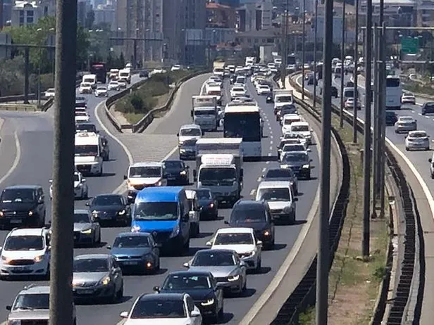 İstanbul'dan kaçış başladı! Trafik durma noktasında-1