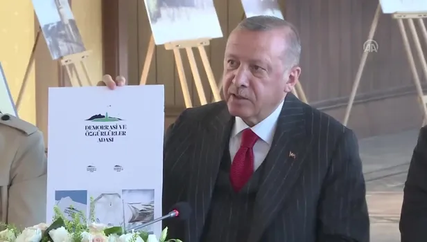 Başkan Erdoğan'ın tanıttığı Demokrasi ve Özgürlükler Adası'nın logosunda Adnan Menderes detayı