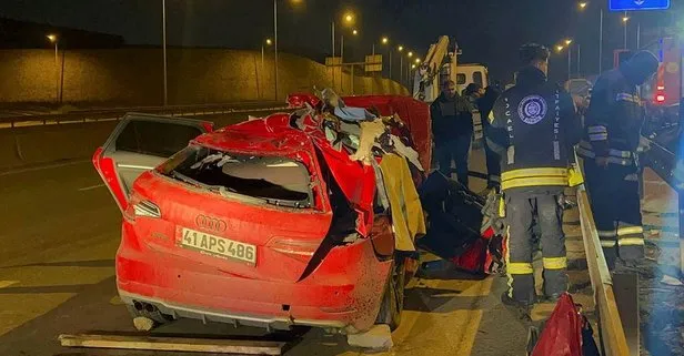 Kocaeli’de feci kaza! Otomobille çarpışan TIR sürücüsü kaçtı... 1 ölü 3 yaralı