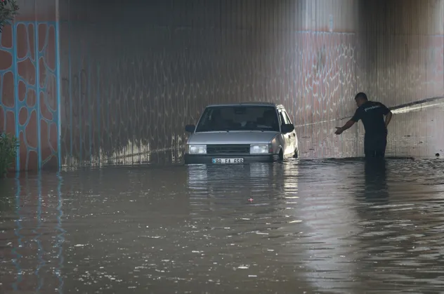 Adana'da araçlar mahsur kaldı, yol kapatıldı