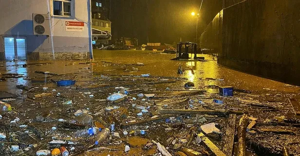 Artvin'de şiddetli yağışlar! Dağda çığ düştü şehir merkezini sel vurdu... Yol açmaya giden ekipten acı haber! Rize'de çığ düşme anı kamerada