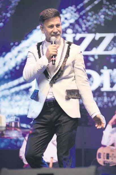 kar-istanbula-unlulerin-renkli-pozlari-sosyal-medyaya-dustu-burak-ozcivit-ve-fahriye-evcenden-damga-fotografla-1642966416463.jpeg Kar İstanbul'a ünlülerin renkli pozları sosyal medyaya düştü! Burak Özçivit ve Fahriye Evcen'den damga vuran fotoğraflar-17