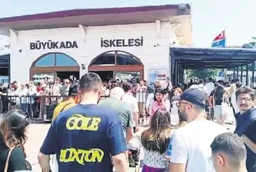 İstanbul’da bayram yoğunluğu: Boşalan yollar yerini iskele ve tarihi mekanlarda metrelerce kuyruğa bıraktı