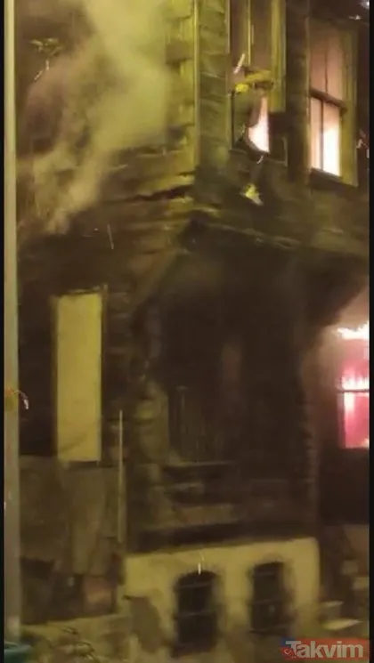 İstanbul’da facia! Beyoğlu’nda ahşap bina kül oldu alevlerden kurtulmak için atladı