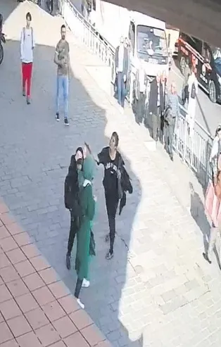 İstanbul Karaköy'de başörtülü öğrencilere çirkin saldırı!