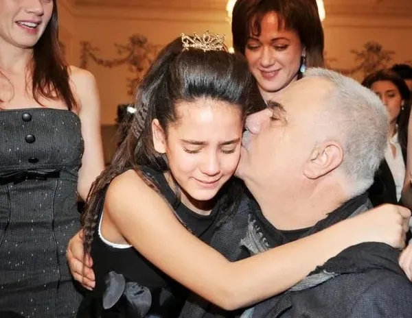 22-yasinda-genc-kiz-oldu-yaprak-dokumunun-aysesi-sebnem-ceceliyi-goren-tanimadi-buse-varol-sandim-fahriye-evce-1700133698135.jpg Yaprak Dökümü’nün Ayşe’si Şebnem Ceceli’yi gören tanımadı: Buse Varol sandım! 22'lik genç kız oldu! Fahriye Evcen ve Gökçe Bahadır’ın kardeşi...-11