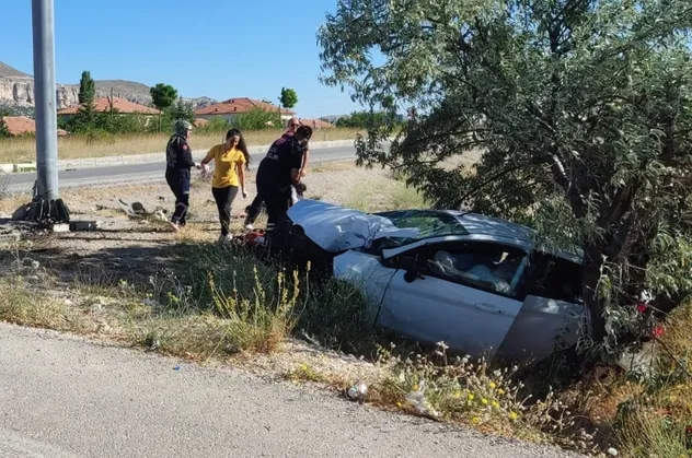 Tabelaya çarpan otomobil şarampole düştü: 2 ölü, 3 yaralı