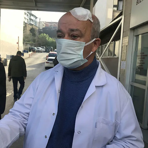 izmirde-maske-uyarisinda-bulunan-doktora-dayak-supheli-gozaltina-alindi-1609599282268.jpg