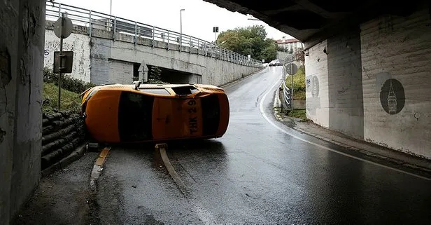 İstanbul’da, yolda kayan taksi duvara çarpıp takla attı