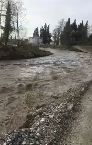 Kastamonu'da kar suları çay kenarındaki elektrik direğini yıktı! 10 köy yolu ulaşıma kapandı