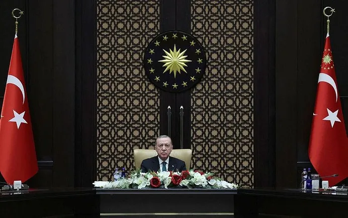 kulliyede-kritik-zirve-baskan-erdogan-liderligindeki-savunma-sanayii-icra-komitesi-toplandi-1704290058299.jpeg Külliye'de kritik zirve: Başkan Erdoğan liderliğindeki Savunma Sanayii İcra Komitesi toplandı-2