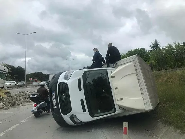 SON DAKİKA: Hasdal'da hafriyat kamyonu ile kamyonet çarpıştı-1