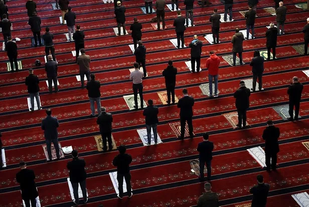 2021'in ilk sosyal mesafeli cuma namazı kılındı!-8
