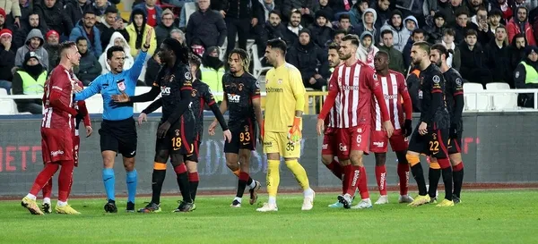 son-dakika-sivasspor-galatasaray-ve-gaziantep-fk-besiktas-macinin-var-kayitlari-aciklandi-1672752780940.jpeg Sivasspor-Galatasaray ve Gaziantep FK-Beşiktaş maçının VAR kayıtları açıklandı! Fenerbahçe, Beşiktaş ve Sivasspor'dan peş peşe tepki-5