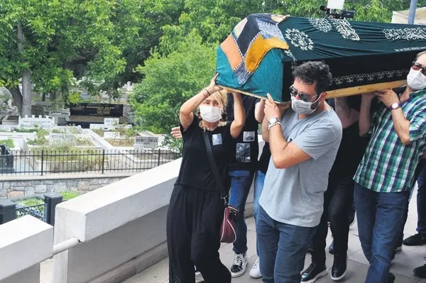 anneye-veda-1628282527378.jpeg Yonca Evcimik annesi Kadriye Evcimik’i son yolculuğa uğurladı!-2