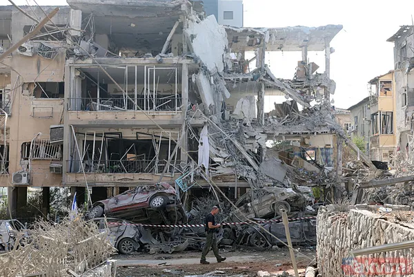 İran'dan İsrail'e misilleme! Füzeler yağdı binalar yıkıldı | İşte yıkımdan kareler - 21