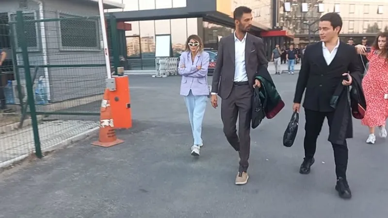 nihal-candandan-bahar-candan-sorusuna-tuhaf-hareket-21-sanikli-dolandiricilik-davasinda-ara-karar-aciklandi-1726685045279.jpeg Nihal Candan'dan Bahar Candan sorusuna tuhaf hareket! 21 sanıklı dolandırıcılık davasında ara karar açıklandı-7