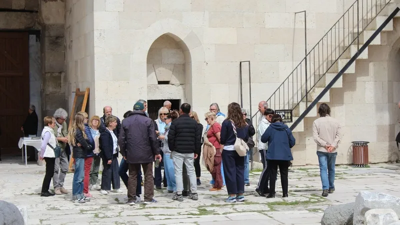 turk-dizileriyle-tanindi-800-yillik-kervansaray-dolup-tasiyor-1777386453045.jpg Türk dizileriyle tanındı: 800 yıllık kervansaray dolup taşıyor-3