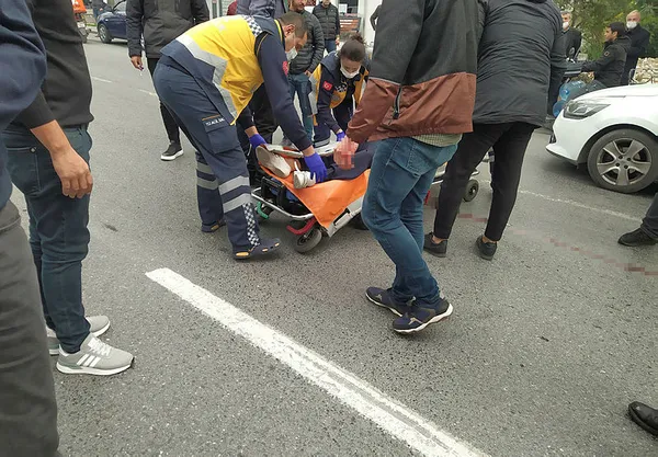 1635428383280.jpg İstanbul'da korkunç kaza! Karşıya geçmeye çalışırken otomobil çarptı-3