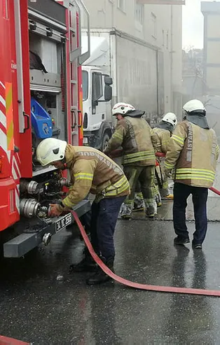 Beylikdüzü'nde elektrikli scooter üretimi yapan iş yerinde yangın