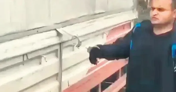 Sakarya'da vicdansız gençler engelli çocuğu kelepçe ile kamyonete bağlayıp sürükletti!-2