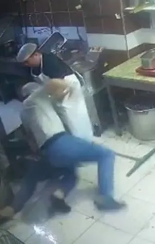 Restoran çalışanları birbirine girdi ortalık savaş alanına döndü! Yer: Beylikdüzü