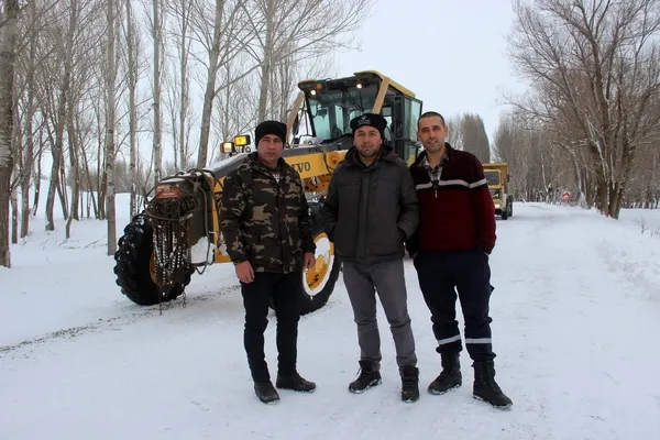 696-yerlesim-yerine-halen-ulasilamayan-sivasta-sahte-ihbar-karla-mucadeleyi-sekteye-ugratiyor-baskalarinin-hak-1643265341517.jpg 696 yerleşim yerine halen ulaşılamayan Sivas’ta sahte ihbarlar karla mücadeleyi sekteye uğratıyor: Başkalarının haklarına geçmesinler-4