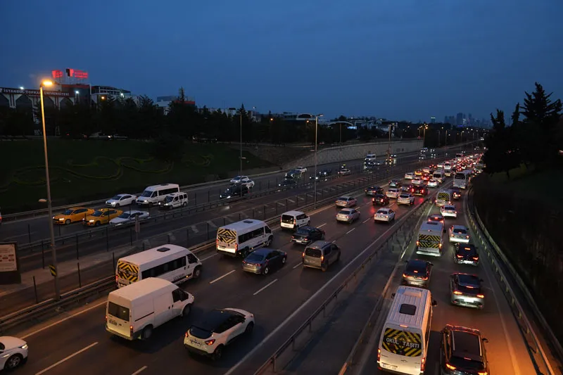 İstanbul'da pazartesi trafiği (AA)