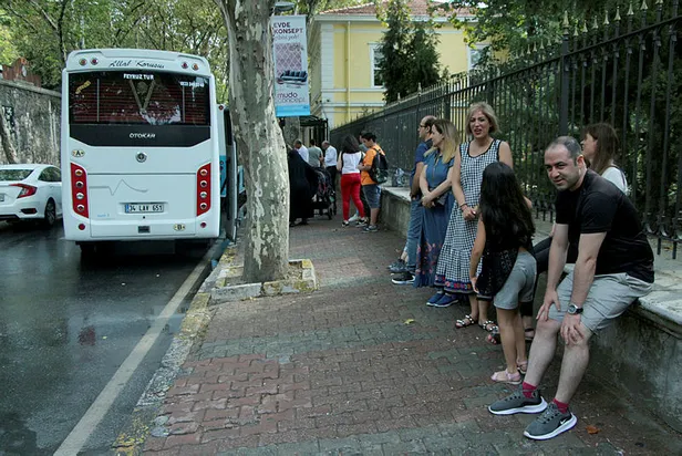 Turistleri taşıyan midibüs belediye otobüsüne çarptı-2