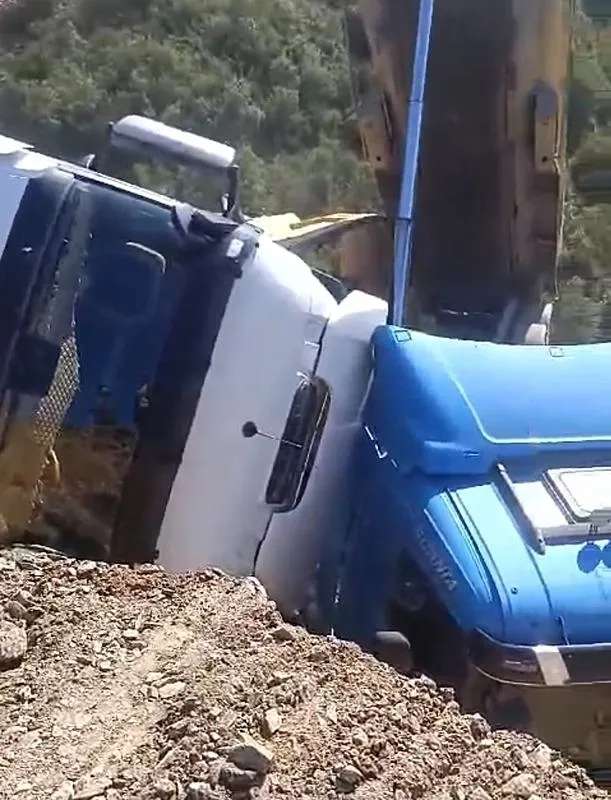 sultangazide-korku-dolu-anlar-toprak-kaydi-3-hafriyat-kamyonu-bosluga-dustu-1722244735827.jpeg