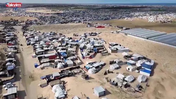 Gazzeliler mezarlıklarda boş yer kalmadığı için yakınlarını tarım arazilerine defnediyor
