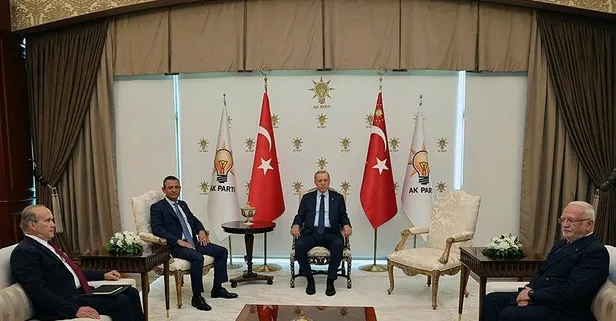 Başkan Erdoğan ve CHP lideri Özgür Özel görüşmesinde dikkat çeken kare! Sol taraftaki koltuk neden boştu?