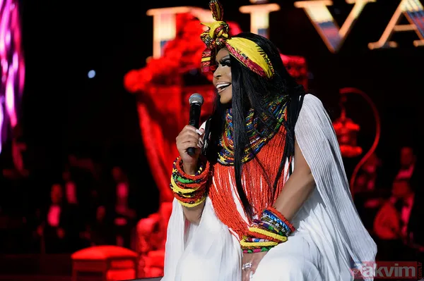 Diva “Zeki Müren intihar etti” demişti! Demet Akalın’dan Bülent Ersoy itirafı geldi! “Tabii ki konuşulan birçok konu var ama...” - 10