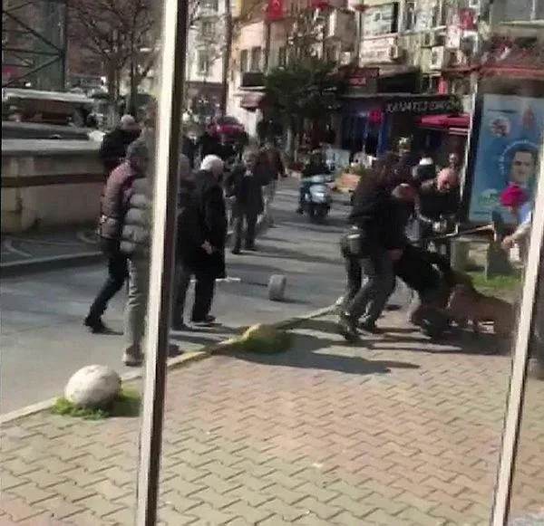 yine-pitbull-dehseti-beyoglundan-3-kisiyi-yaraladi-1645051082418.jpeg Yine pitbull dehşeti! Beyoğlu'ndan 3 kişiyi yaraladı-5