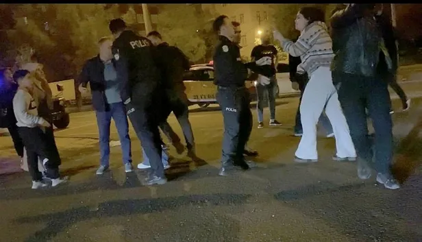 diyarbakirda-ortaligi-karistiran-kavga-once-erkekler-sonra-kadinlar-1652350290206.jpeg