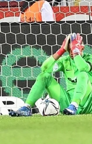 Fernando Muslera korkuttu! Bir anda kendini yere bıraktı