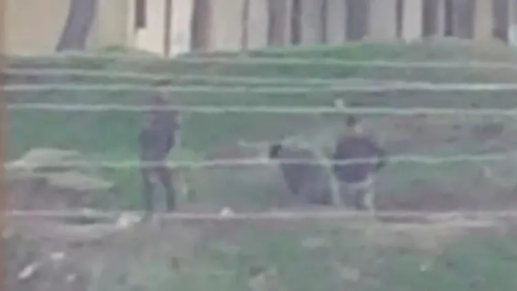 Yer: Suriye Kamışlı! PKK'lı teröristlerin sınırda çukur kazdıkları anları A Haber görüntüledi! ▶️ Son dakika videolu haberler