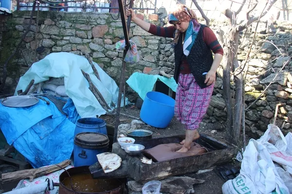 kilosu-100-tl-bu-zeytinyaginin-diger-adi-ayak-yagi-ayakla-ezilerek-yapiliyor-1644922817335.jpg Kilosu 100 TL! Bu zeytinyağının diğer adı 'ayak yağı'! Ayakla ezilerek yapılıyor-1