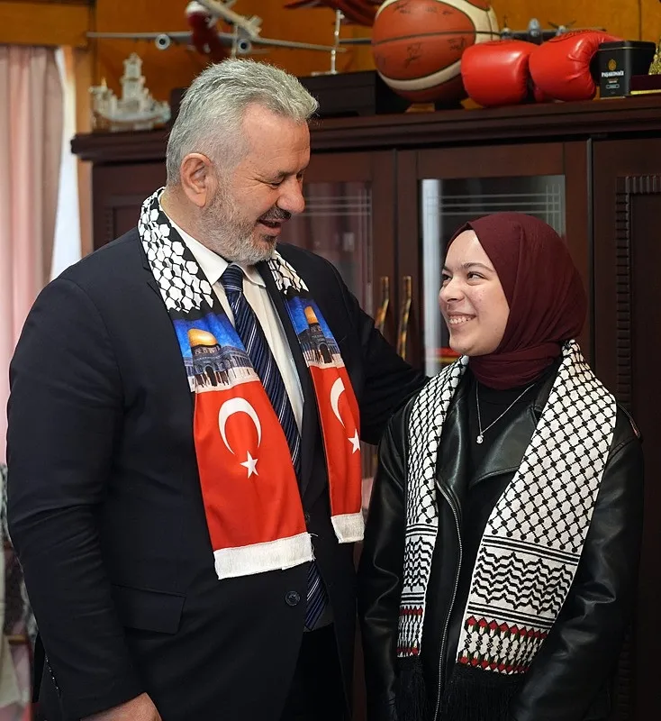 gazzeden-ankaraya-umut-yolculugu-meryemin-erdogan-hayali-gercek-oldu-1773590234180.jpeg Gazze’den Ankara’ya umut yolculuğu: Meryem’in Erdoğan hayali gerçek oldu-4