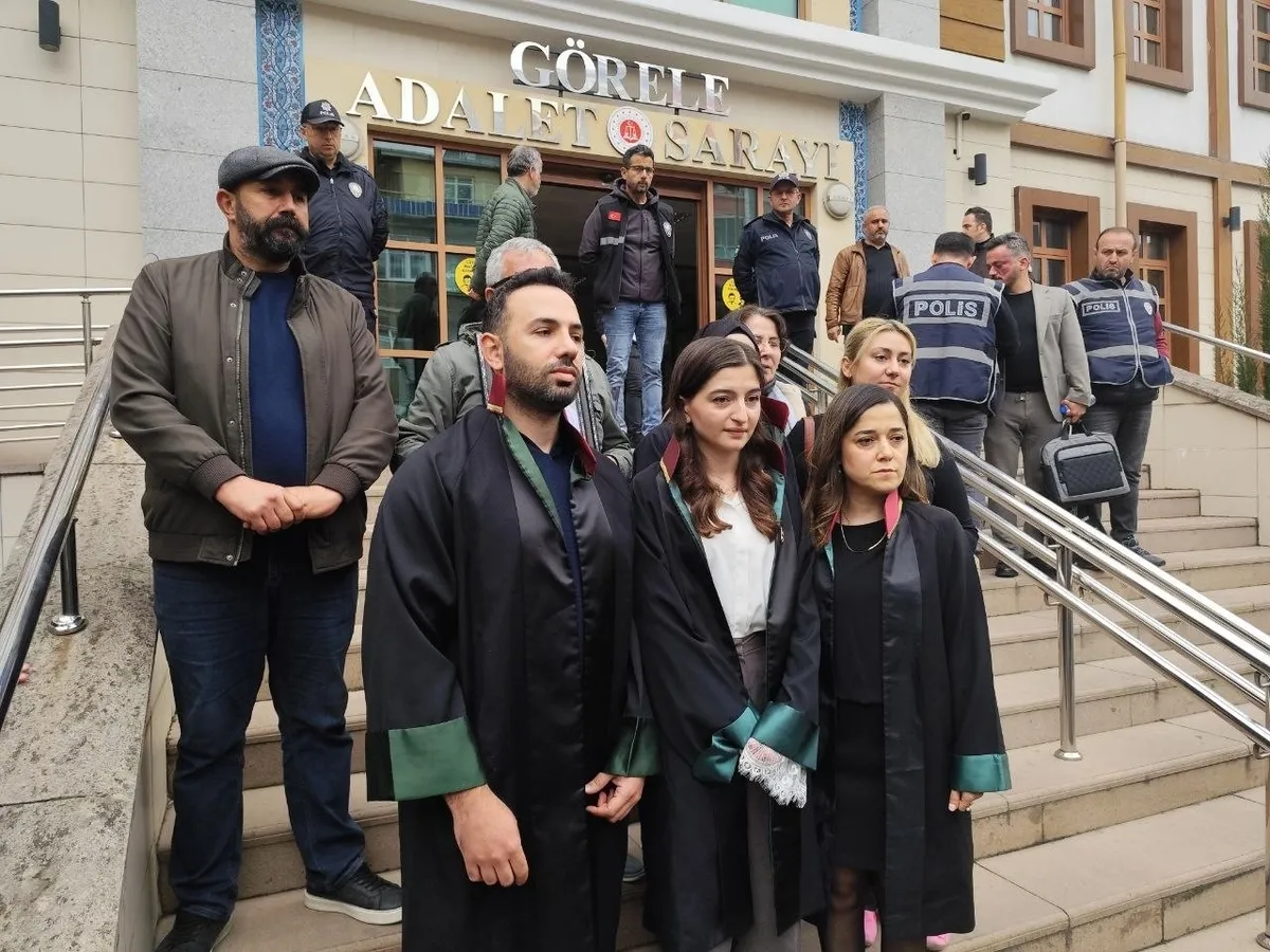 tuana-elif-davasinda-hasbi-dedeye-1-yil-6-ay-hapis-cezasi-kizinin-telefonundan-cikan-not-dosyaya-girdi-ben-yas-1777590559497.jpeg Tuana Elif davasında Hasbi Dede’ye 1 yıl 6 ay hapis cezası! Kızının telefonundan çıkan not dosyaya girdi: Ben yaşamak istemiyorum-3