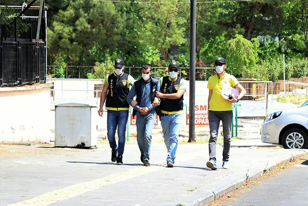 7-ayri-suctan-aranan-kisi-koronavirus-denetiminde-yakalandi-1620388440206.jpg 7 ayrı suçtan aranan kişi koronavirüs denetiminde yakalandı-2
