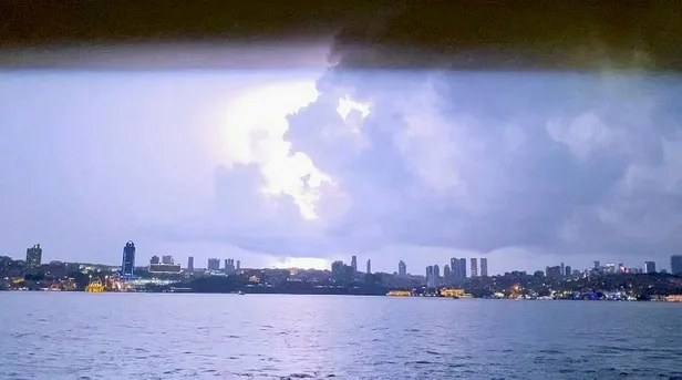 istanbulda-aniden-bastiran-yagmur-vatandaslara-panik-dolu-anlar-yasatti-1657411244520.jpeg İstanbul'da aniden bastıran sağanak yağış bir çok yerde hayatı felç etti-13