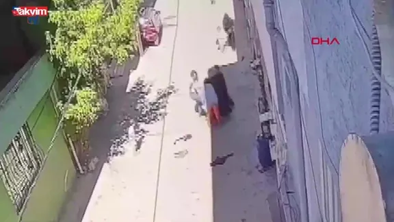 Kucağında bebeğiyle yürüyen anneye saldırı kamerada! Video Son Dakika videoları