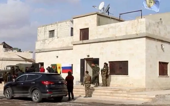 Son dakika: AA görüntüledi! Rus askerleri ile YPG'lilerden Münbiç'te ortak devriye-2