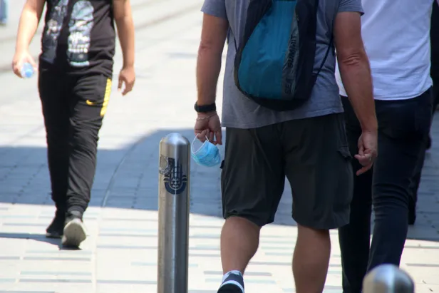 istiklal-caddesinden-ayni-manzara-maske-ve-sosyal-mesafe-hice-sayildi-1592757286723.jpg İstiklal Caddesi'nden aynı manzara! Maske ve sosyal mesafe hiçe sayıldı-3